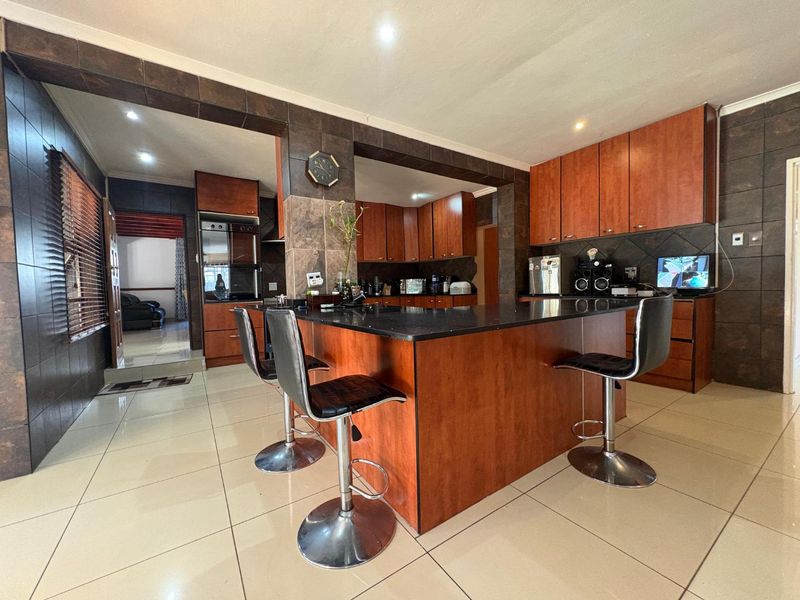 Spacious Modern Family Home with Outstanding Features - Photo 9
