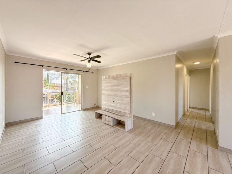 Where Every Sunset Feels Like a Getaway - 3 Bed 2 Bath Upstairs Apartment in Cute Complex - Photo 5