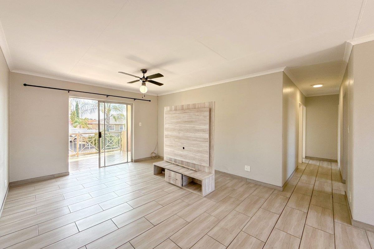 Where Every Sunset Feels Like a Getaway - 3 Bed 2 Bath Upstairs Apartment in Cute Complex - Photo 5