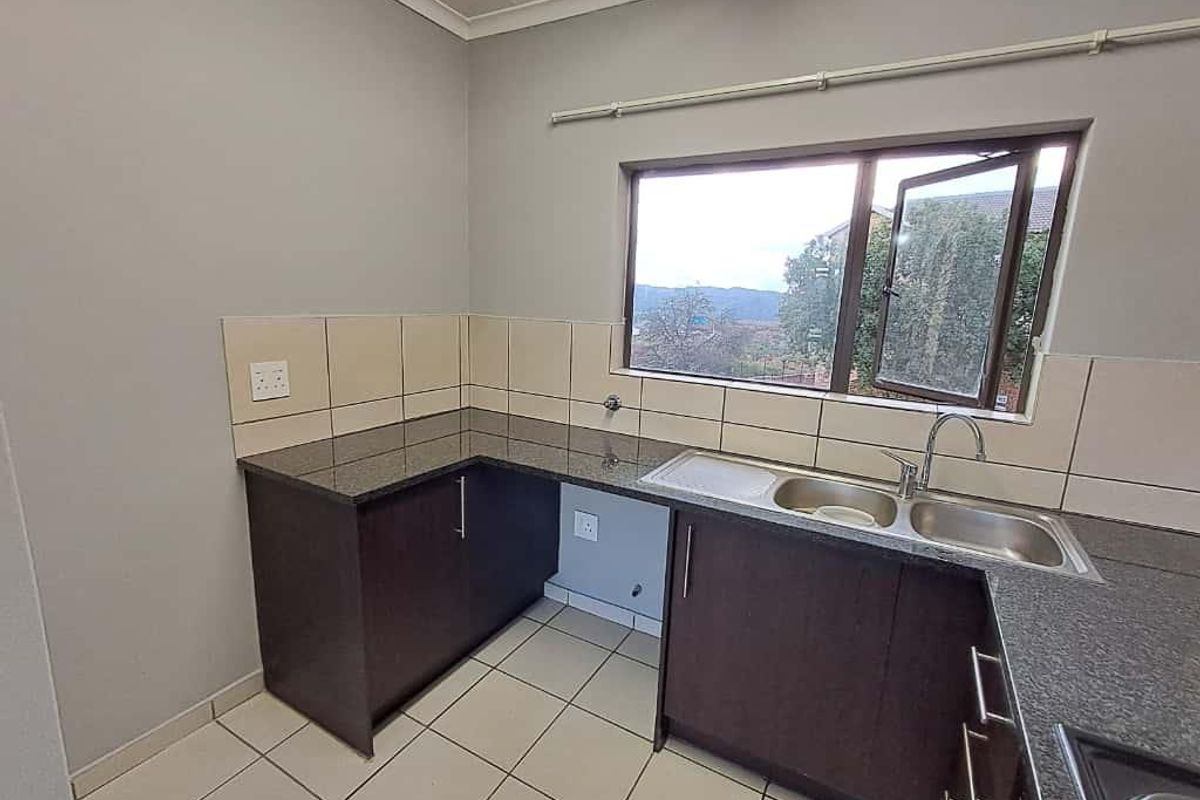 Modern Townhouse Near Malls & Schools, Pets Allowed! - Photo 4