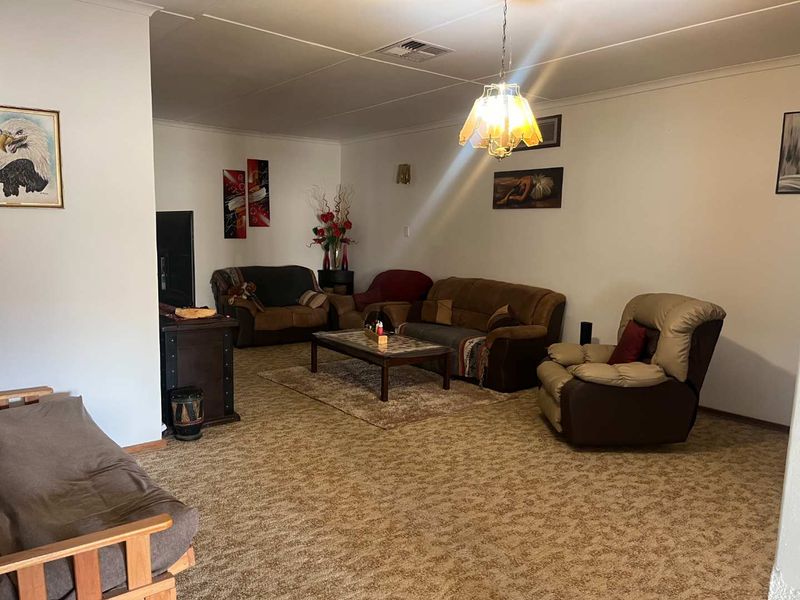 Spacious 4-Bedroom Family Home on a Tranquil Smallholding – Just 12 km from Upington - Photo 10