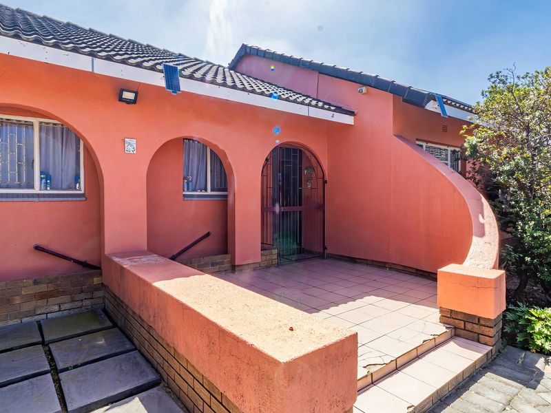 Charming Family Home with Flatlet and Workshop on Expansive Stand - Photo 5