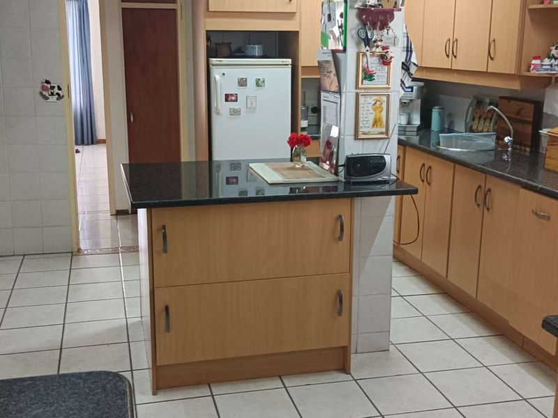 IMMACULATE FAMILY HOME ON 2039sqm STAND. - Photo 8