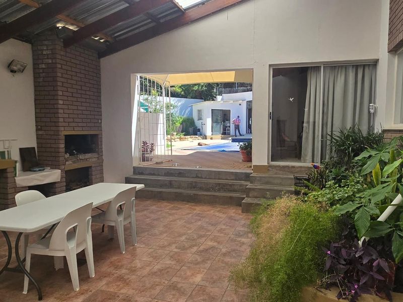 Spacious property in a quiet cul-de-sac with lots of parking - Photo 7