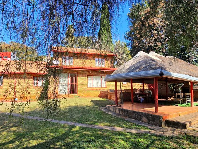 Secure, Spacious 5-Bedroom Home with 2 Flatlets, Garden, Pool & More - Photo 9