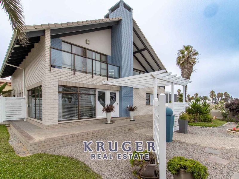 STUNNING VIEWS, AMAZING LOCATION! - Photo 2