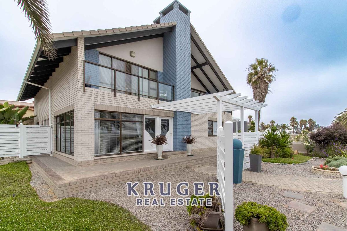 STUNNING VIEWS, AMAZING LOCATION! - Photo 2