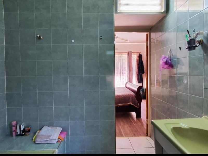 3 bedroom face brick property - Photo 8