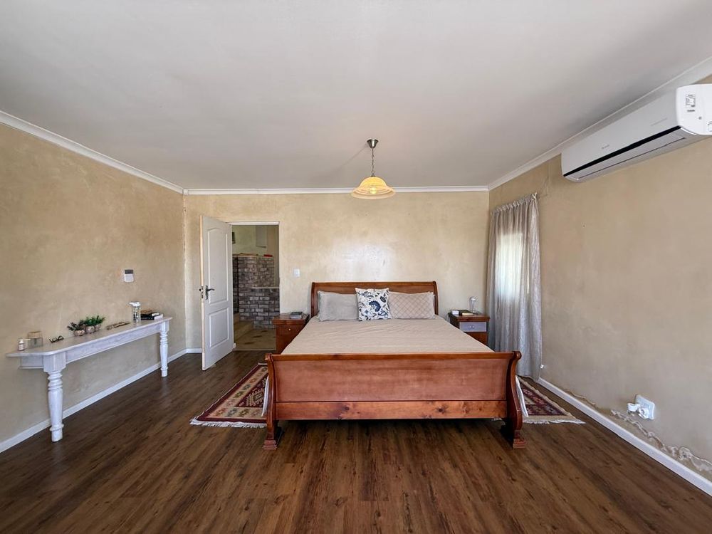 Main bedroom with en-suite bathroom and walk-in closet