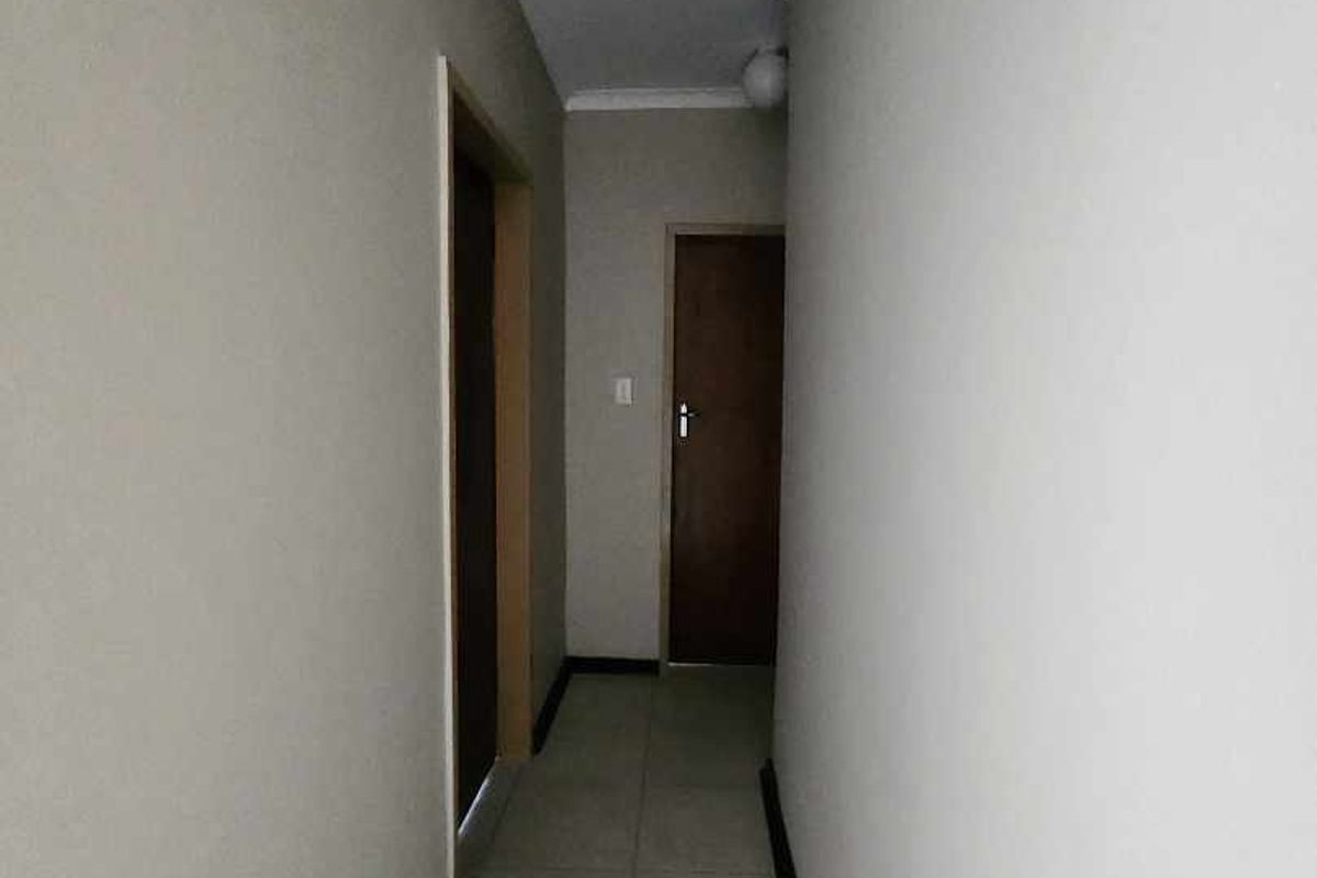 2.5 Bedroom Apartment To Rent in Jan Niemand Park, Pretoria - Photo 4