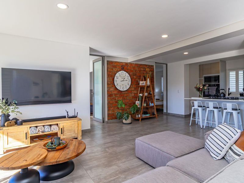 Penthouse perfection: Close to beaches, shops & views - Photo 10