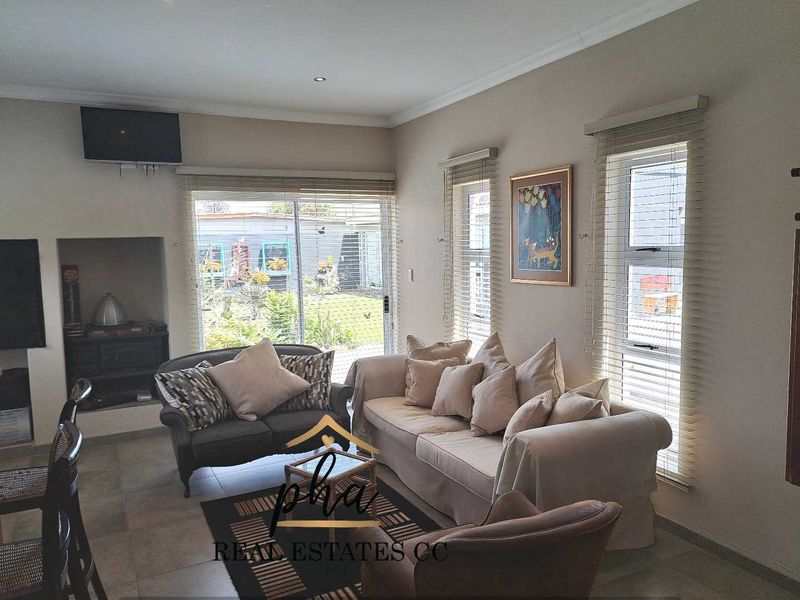 Exceptional 4 bedroom Family home with  beautiful 2 bedr flat in prime Lagoon Area, Walvis Bay - Photo 5