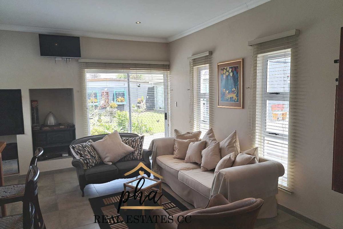 Exceptional 4 bedroom Family home with  beautiful 2 bedr flat in prime Lagoon Area, Walvis Bay - Photo 5