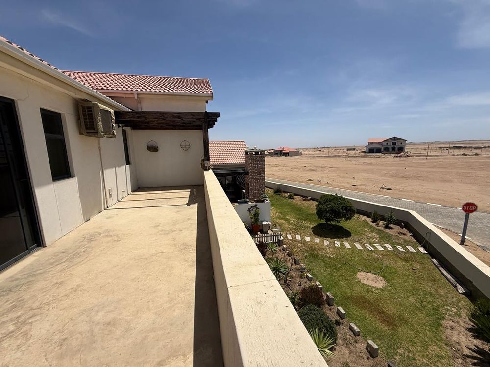 Main bedroom stoeop overlooking front garden