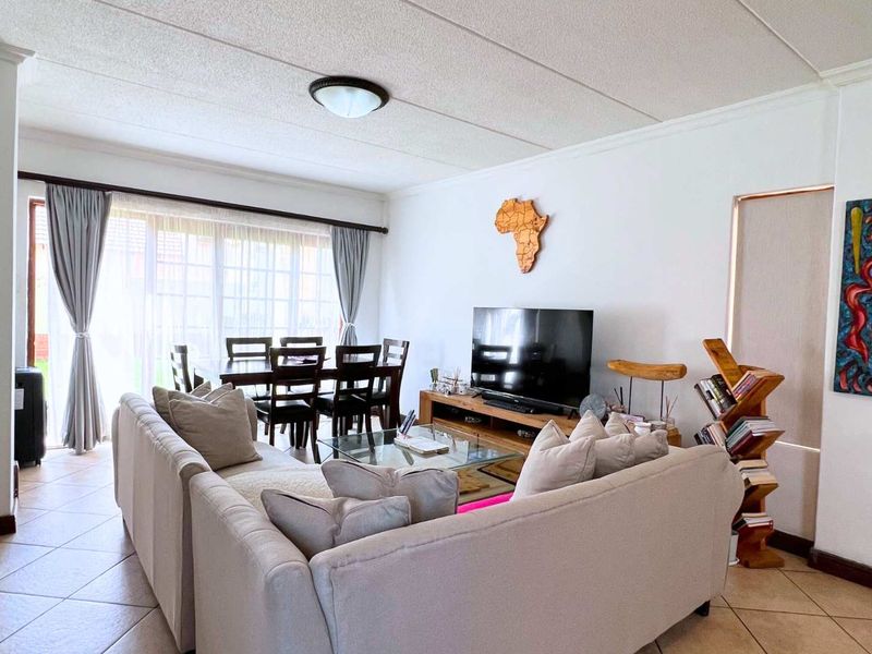 Charming Duplex in a Secure Complex: The Ideal Starter Home - Photo 10