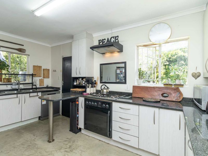 Charming, Characterful, Peaceful Home in the Heart of Hurlingham Manor - Photo 9