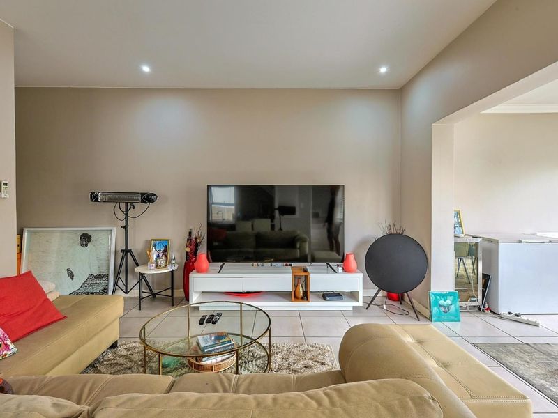 Sleek Modernity Meets Effortless Living - Photo 8