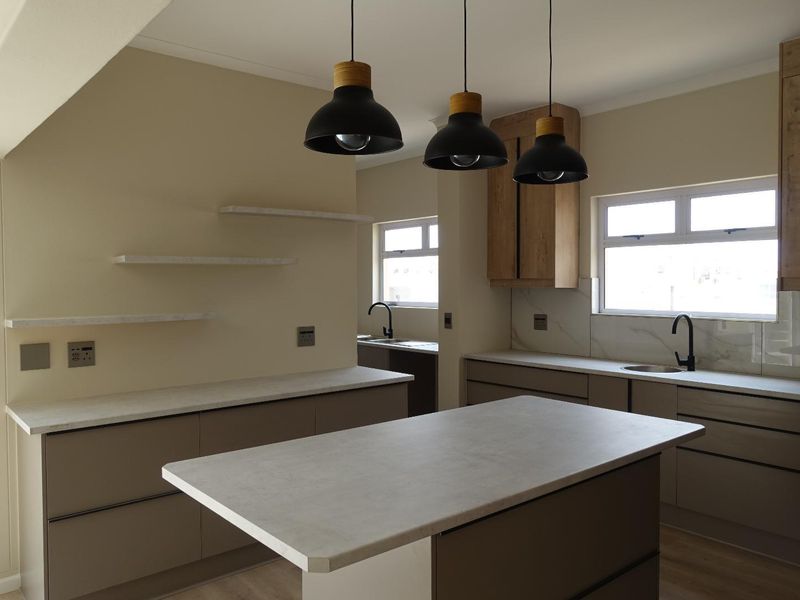 BRAND-NEW FAMILY HOME IN THE TRANQUIL ROSSMUND GOLF VILLAGE - Photo 9