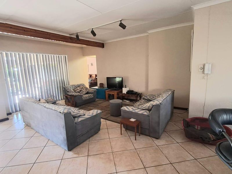 4 Bedroom Family Home - Photo 8