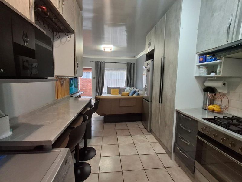 Your Dream 2-Bedroom Home with Private Garden - Photo 5