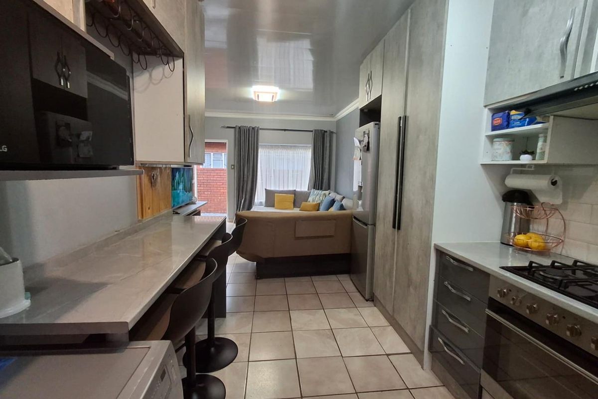 Your Dream 2-Bedroom Home with Private Garden - Photo 5