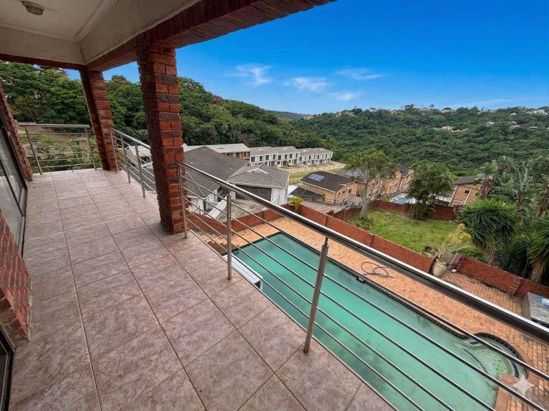 Elegant 4-Bedroom Double-Storey Home with Pool in Malvern - Photo 3