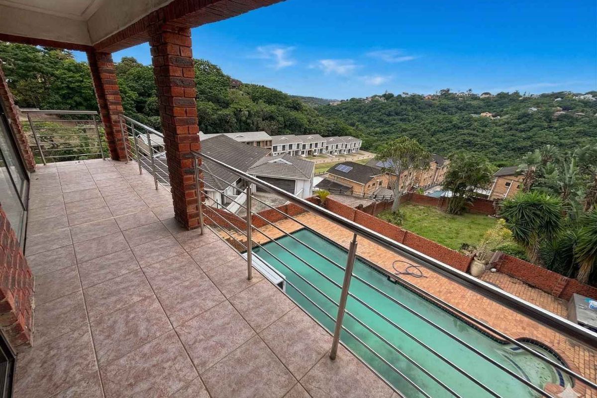 Elegant 4-Bedroom Double-Storey Home with Pool in Malvern - Photo 3