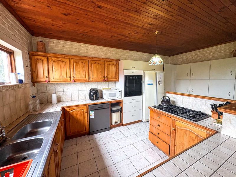 Exceptional Investment Opportunity in a Highly Sought-After Location. - Photo 6