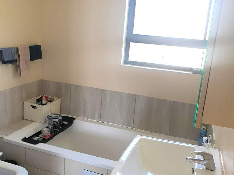 Modern Two Bedroom First Floor Apartment in Secure Ihita, Beverley - Photo 9