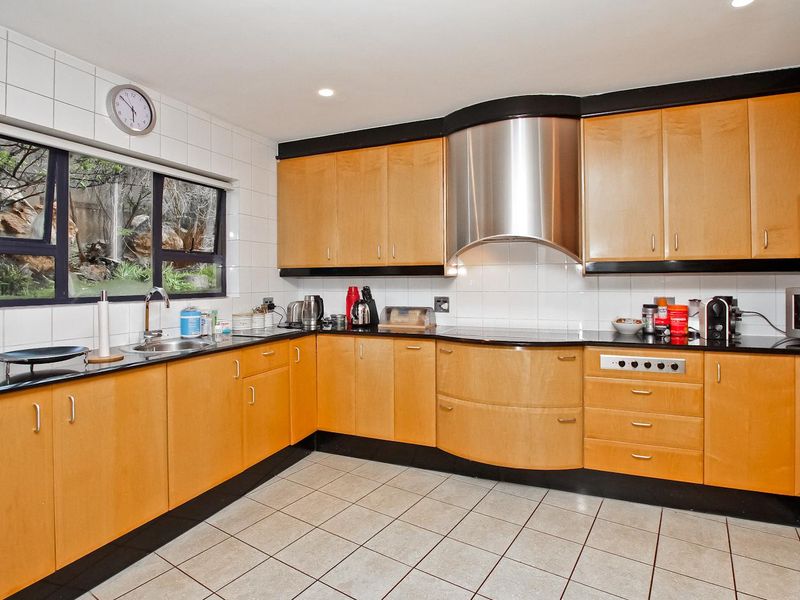 Ultimate in Luxurious Living! - Photo 10