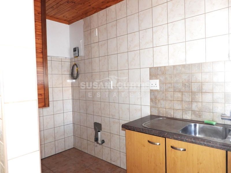 Family house with safety first - Photo 5