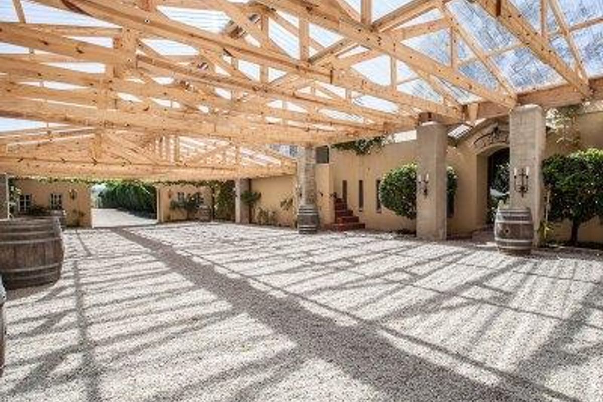 Invest in a beautiful wedding venue. R2 million worth of renovations done - Photo 2