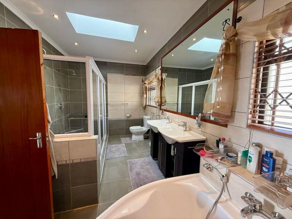 Main bedroom with en-suite bathroom 