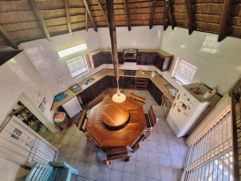 Elegant Main House with Three Luxury Cottages - Photo 8