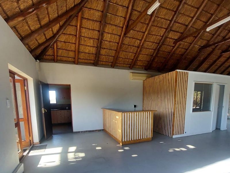 Prime location on a busy main road with excellent visibility and easy access - Photo 3