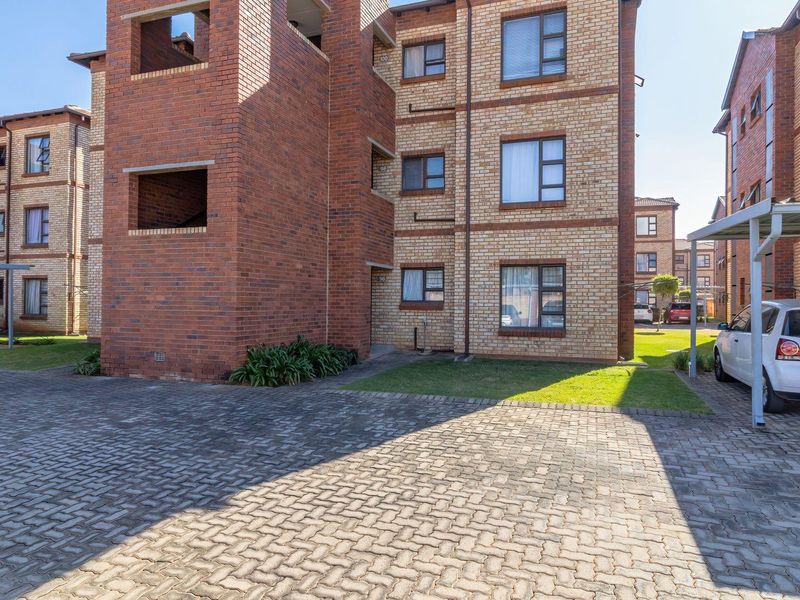 2 BEDROOM 2 BATHROOM APARTMENT WITH LOW LEVIES. - Photo 2