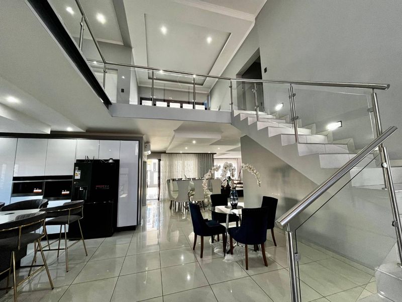 Luxurious 5-Bedroom House in Six Fountains Estate - Photo 3