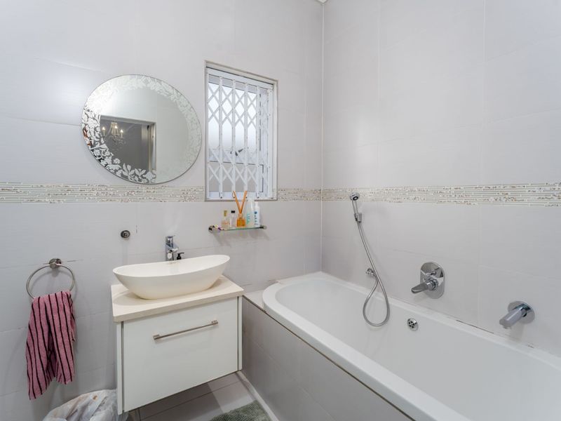 4 Bedroom House In Lansdowne - Photo 10