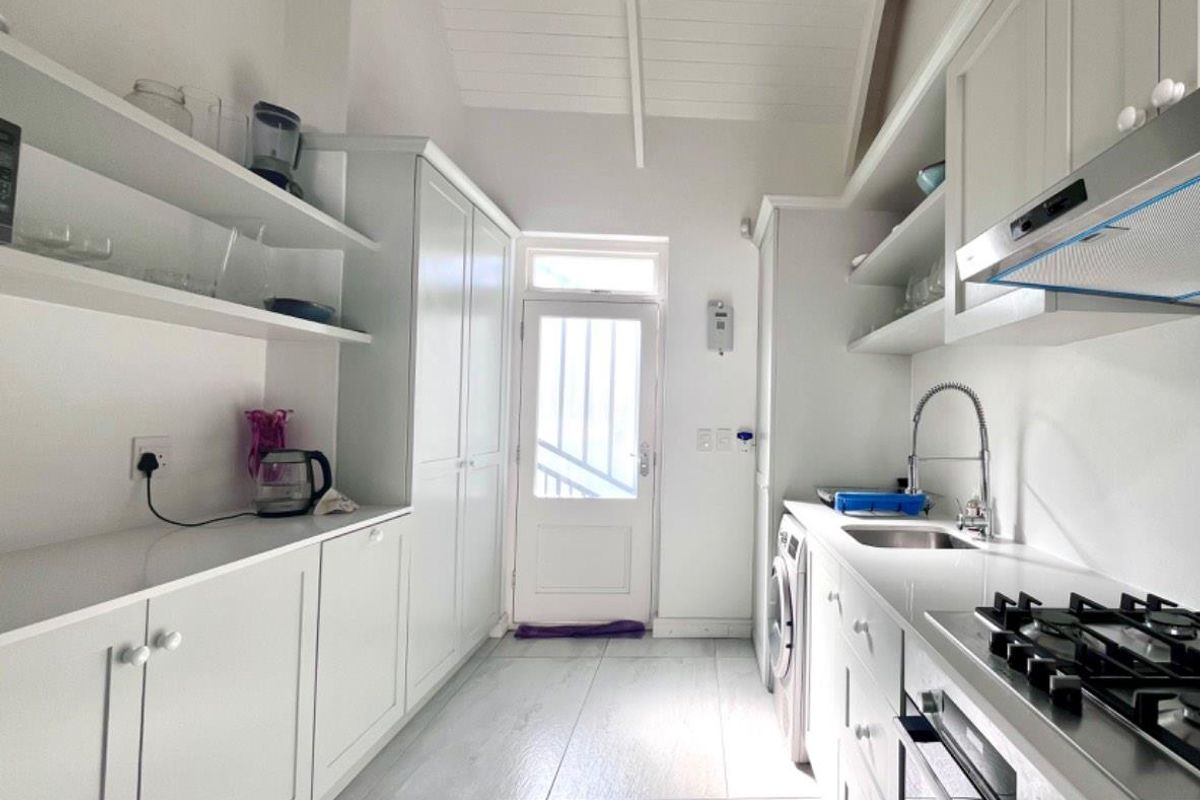 Renovated one bedroom house with garden - Photo 3