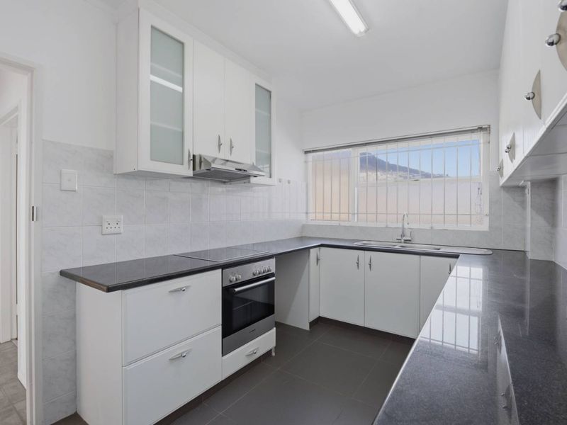 Spacious 3-Bed Fresnaye Home with Balcony & Scenic Skyline - Photo 4