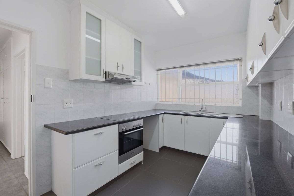 Spacious 3-Bed Fresnaye Home with Balcony & Scenic Skyline - Photo 4