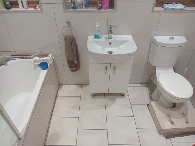 Family Home in Arboretum: Spacious Living, Lush Garden - Photo 8