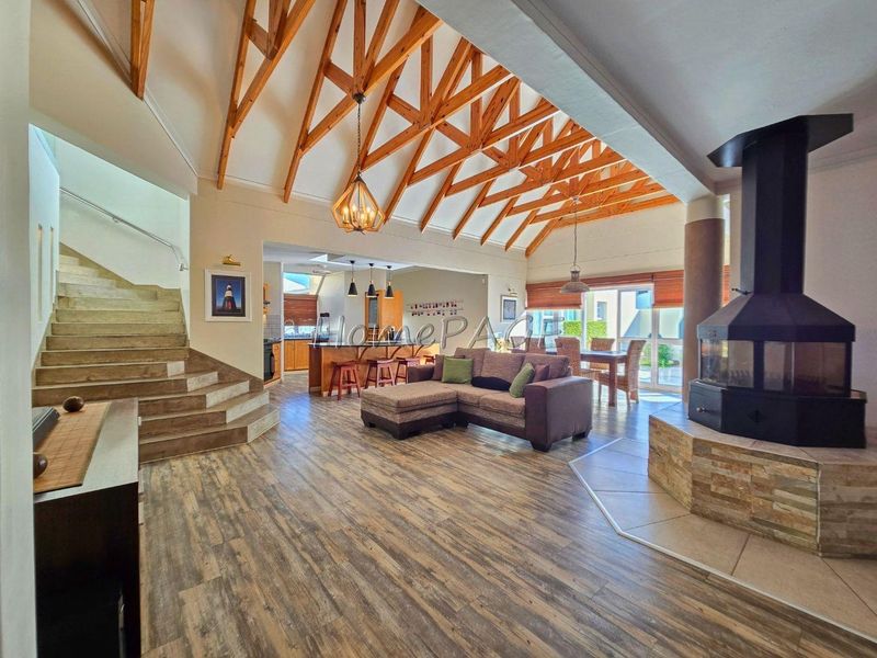 Meersig, Walvis Bay:  BEAUTIFUL, MODERN 5 Bedr home in POPULAR AREA - Photo 5