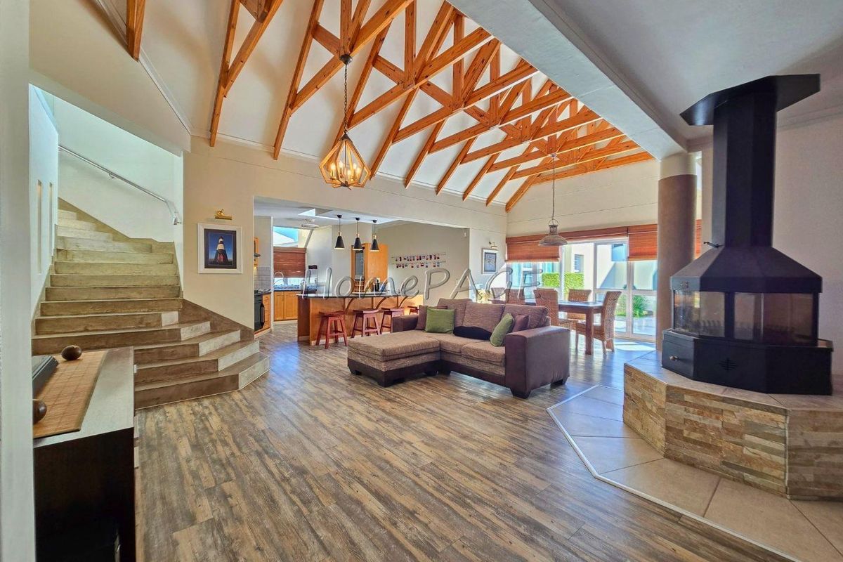 Meersig, Walvis Bay:  BEAUTIFUL, MODERN 5 Bedr home in POPULAR AREA - Photo 5