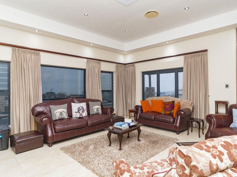 Stylish Indoor-Outdoor Living with Solar Efficiency in Baronetcy - Photo 2