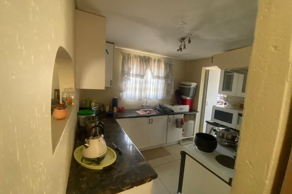 House In Katlehong Not To Be Missed - Photo 3