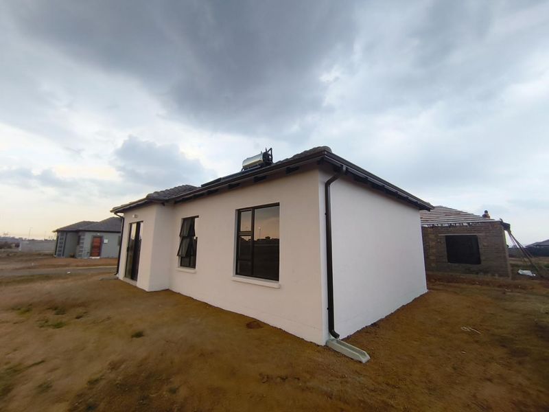 Elegant 3 Bedroom Tuscan Home for Sale in Windmill Park Secure Estate - Photo 2
