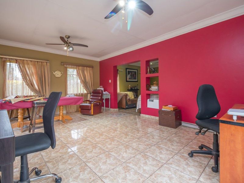 Large family Home in move in condition. - Photo 2