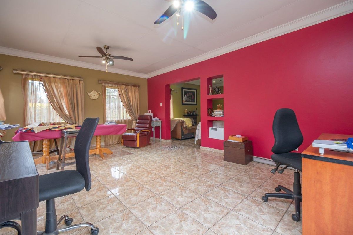 Large family Home in move in condition. - Photo 2