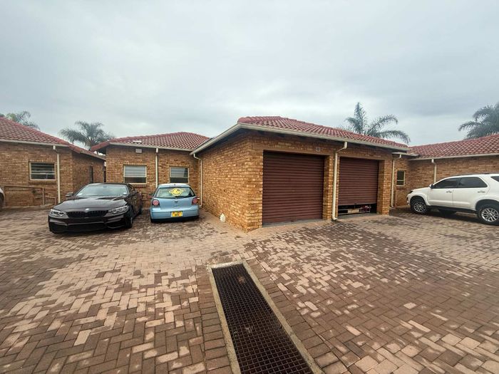 Property #2484091, Townhouse For Sale in Allens Nek